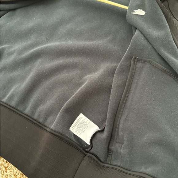 Gently used like new Nike sweaters size M - Picture 6 of 6